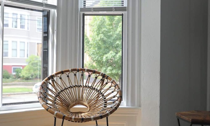 Parkside Apartamento | Modern Retreat in Historic Brick Building