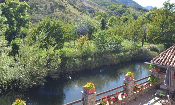 La Pola de Gordon Casa | Holiday Home 'La Cuadra CASA' with Mountain View, Private Terrace and Wi-Fi