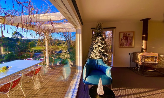 Chirnside Park Casa | Near Yarra Valley. Four bedrooms with one sunroom surrounded by nature's beauty.