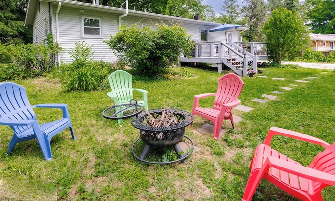 Bloomington Casa | 2 mins to IU sports & Griffy Lake! Ranch retreat w/game room. Pet-friendly!