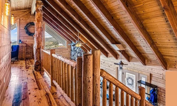 Julian Cabina | cozy Room on a log cabin on the Mountains of Julian.