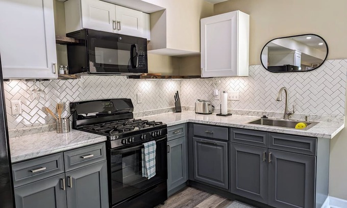Paw Creek Apartamento | 8 minutes to Whitewater Center. Cozy Modern Apartment