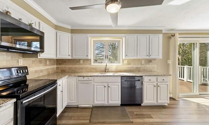 Cranston Casa | Simple, quiet, luxurious 3 floor house minutes from malls and airport