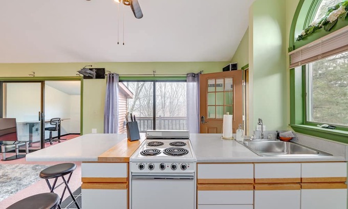 Bennington Apartamento | Charming Bennington Studio w/ Deck & Mountain View