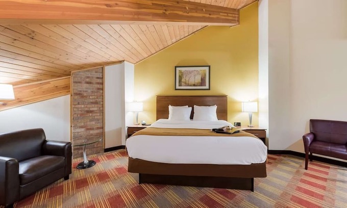 Hebron Casa | Cozy Stay with Free Parking, Near Newark Industrial Park and Local Attractions