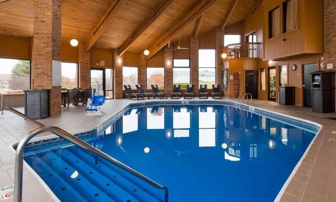 Hebron Casa | Easy I-70 Access, Your Home Away From Home With Hot Breakfast