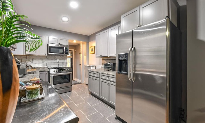 Hampden Casa | Hampden Townhouse Walkable/parking/JHU/backyard-patio