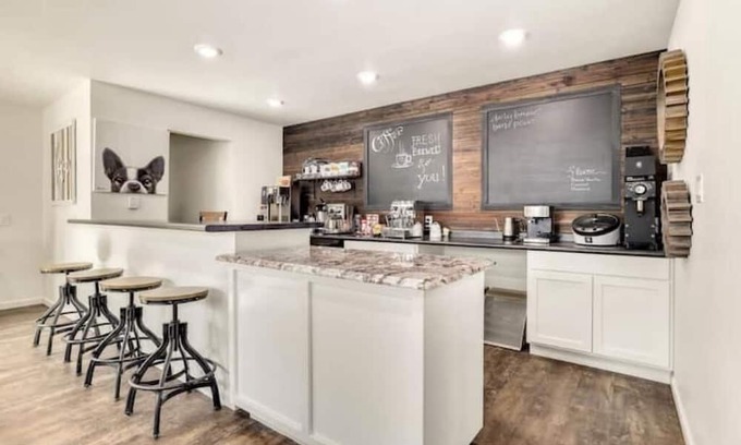Mountainburg Casa | Bigfoot Hideout - Hotel amenities with a social vibe! Almasty room #3