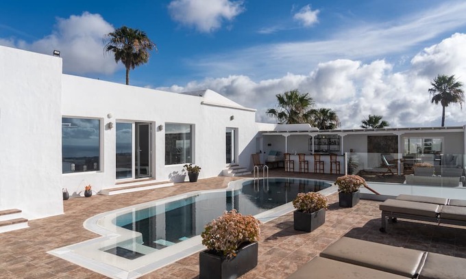 Macher Villa | Vacation Villa 'Casa Serena Luxury' with Sea View, Wi-Fi and Air Conditioning