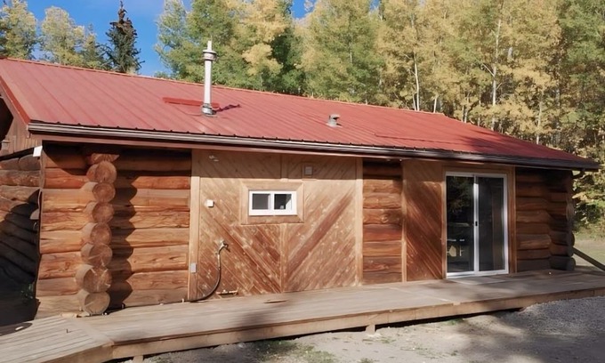 Central Alberta Cabina | Cozy Log Guesthouse with River Views