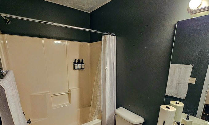 Jacksonville Casa | Luxurious Townhome by Camp Lejeune/Mall