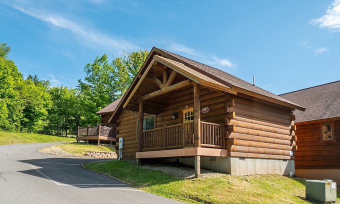 McHenry Cabina | Mountainside Cabin 47-Hot Tub, Dog Friendly