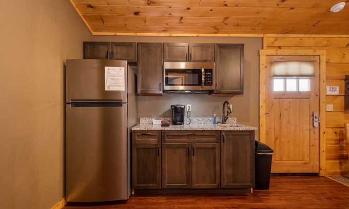 McHenry Cabina | Grandview Cabin Suite 24-Hot Tub