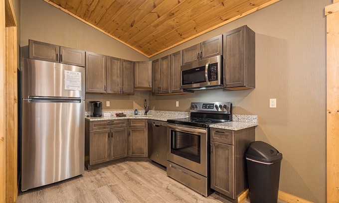 McHenry Cabina | Grandview Cabin Suite 27-Hot Tub, Dog Friendly