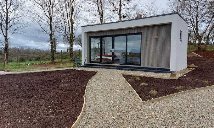 Enniskillen Cabina | LakEscape -- Luxury Waterfront Self Catering Cabin - ROMA