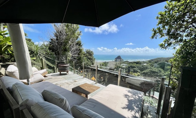 Piha Casa | Panoramic Views. Modern Batch. Walk to the beach.