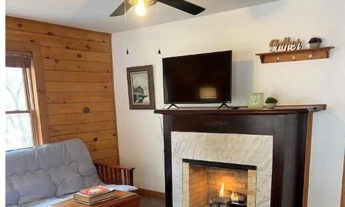 Mountain Base Cabina | 10 Min to Snowshoe! Large renovated Cabin with 4 bedrooms, 2 baths & large deck