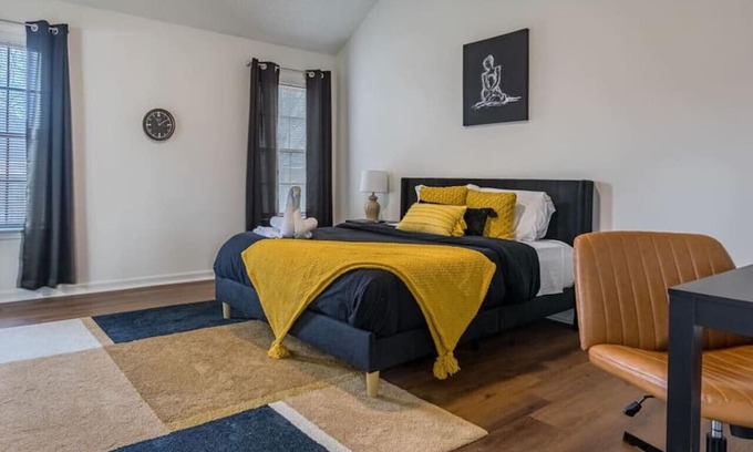 Ellendale Casa | The Queen Bee Suite: Work & Relax Retreat (C)