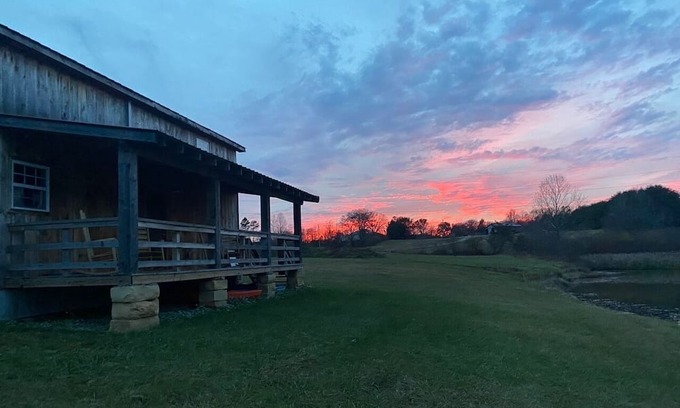 Jamestown Cabina | Cozy 2-bedroom cabin with WiFi, AC in welcoming Jamestown
