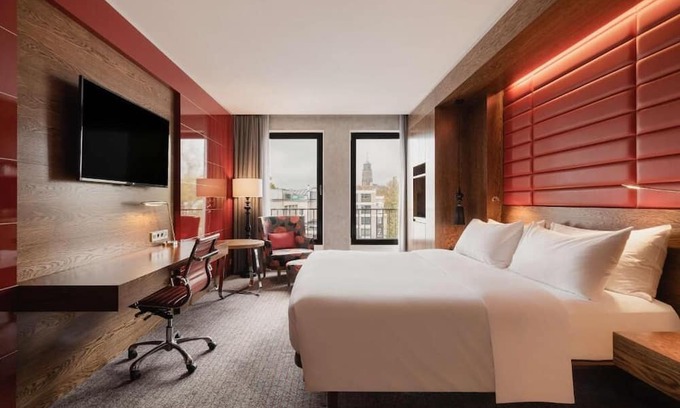 The Hague Center Casa | Your Perfect Staycation Destination! 2 Spacious Units, Pets Allowed!
