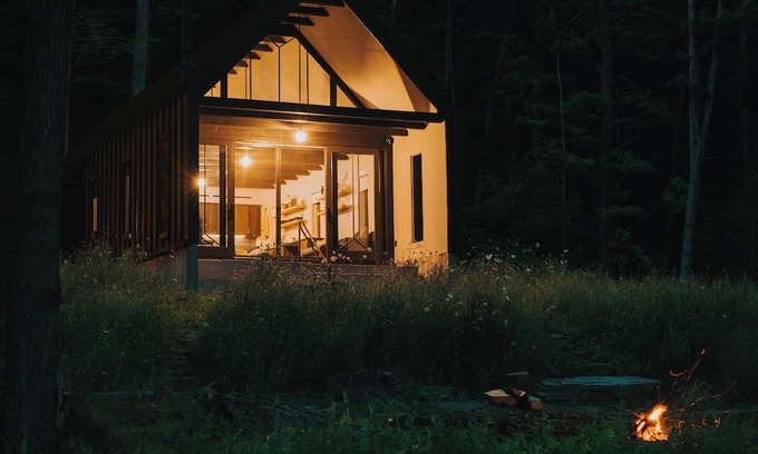 Thompson Ridge Cabina | The Pond House - An award winning, modern cabin within the Catskills forest.