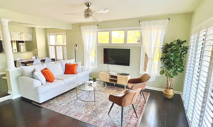 Cherry Condominio | Elegant & Cozy 2BR Retreat in Historic Meyers Park. Swimming Pool and Terrace!