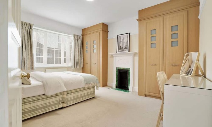Finchley Casa | 5 bedroom house with 3 parking spaces and large private garden