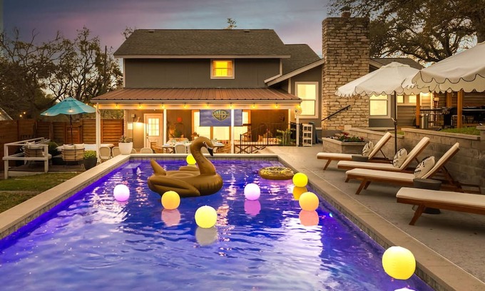 West Oak Hill Casa | Pool - Spa - Outdoor Theater - Game Room - Sleeps 17