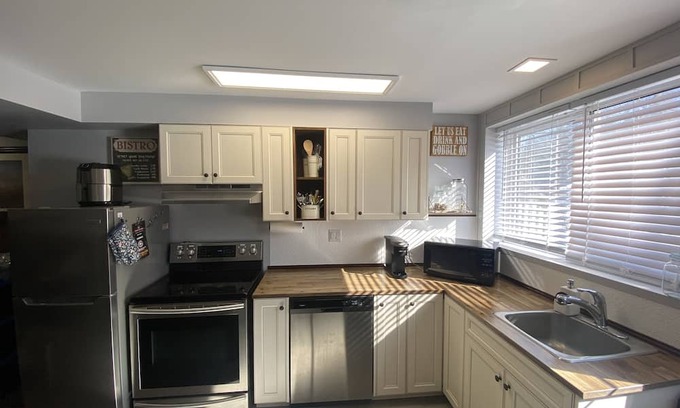 Sundridge Casa | Downtown Belmont & Main - Lower level
