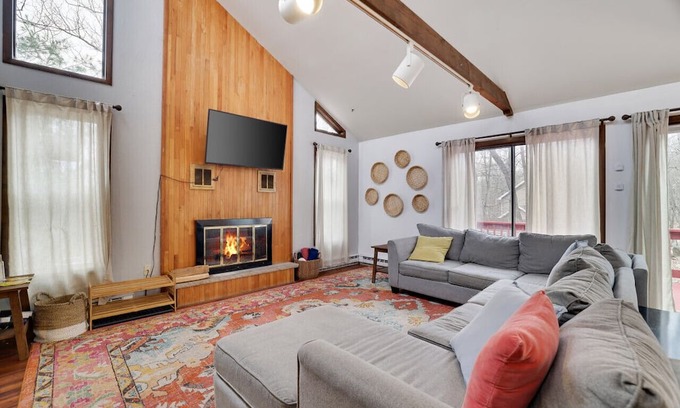 East Stroudsburg Casa | Tranquil Pocono Retreat with Pool & Lake Access | 3BR/2BA Sleeps 6