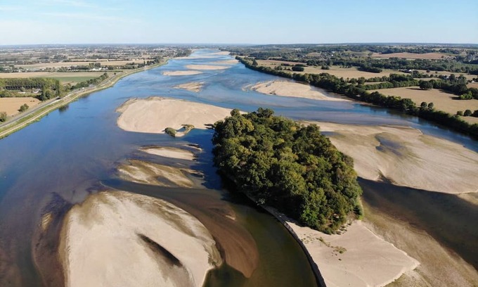 Saint-Remy-la-Varenne Casa | Country house being renovated in a village on the banks of the Loire.