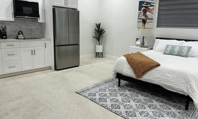 Downtown Nassau Cabaña | Tranquil secluded studio w/ Pool and WiFi, AC in charming Nassau