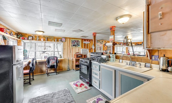 Pine Ridge Cabina | Rural Oden Retreat on 14 Acres w/ Fire Pit!