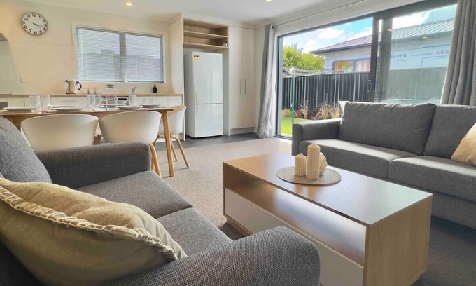 Hamilton Casa | Modern Retreat with King Bed - By KOSH BNB