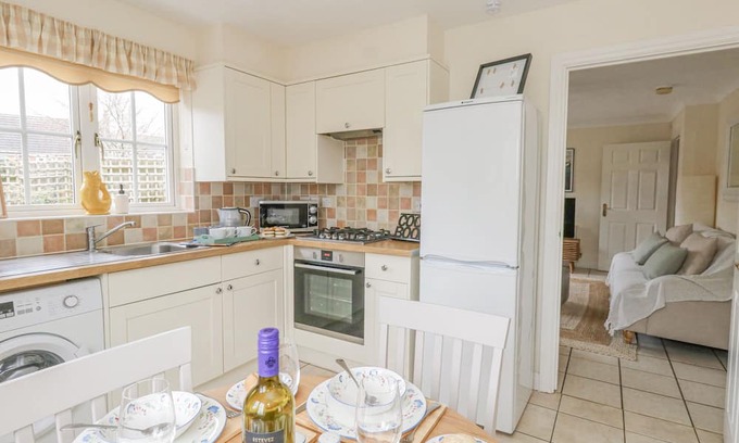 Sturminster Newton Cabaña | NO. 98, pet friendly, with a garden in Sturminster Newton