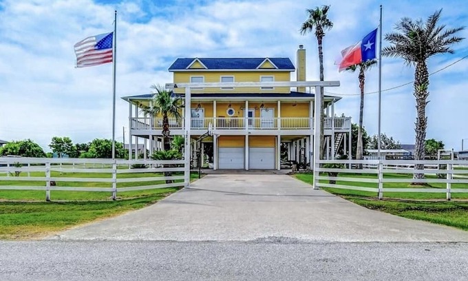 Galveston Casa | Spacious 5 bedroom house minutes from the beach/walking distance to the bay.