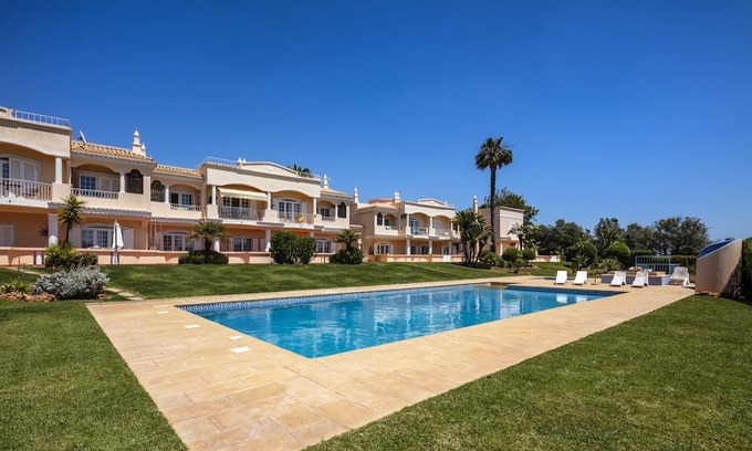 Lagoa e Carvoeiro Apartamento | Apartment 'Casa Costa' with Shared Pool, Wi-Fi and Air Conditioning