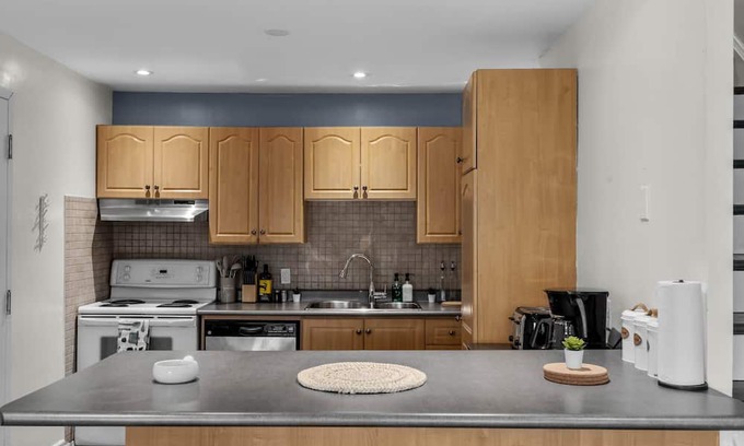 The Beaches Apartamento | Entire Unit-Walk To The Beach - 5 Mins To History