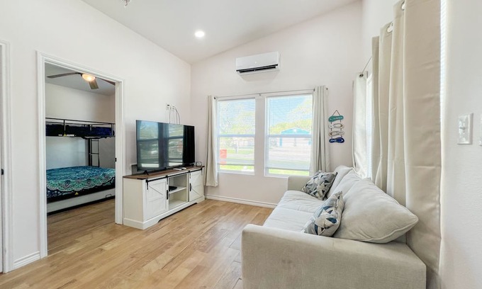 Aransas Pass Cabina | Escape to our TINY & cozy 2 bedroom cabin in Aransas Pass, perfect for families of up to 6