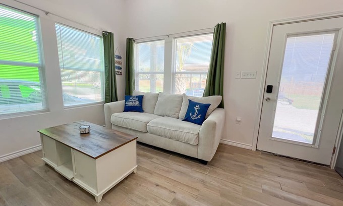 Aransas Pass Cabina | Escape to our cozy 2 bedroom cabin in Aransas Pass, perfect for families of up to 6