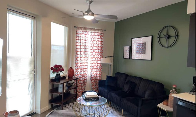 Miracle Mile Apartamento | Cozy and Stylish Unit
