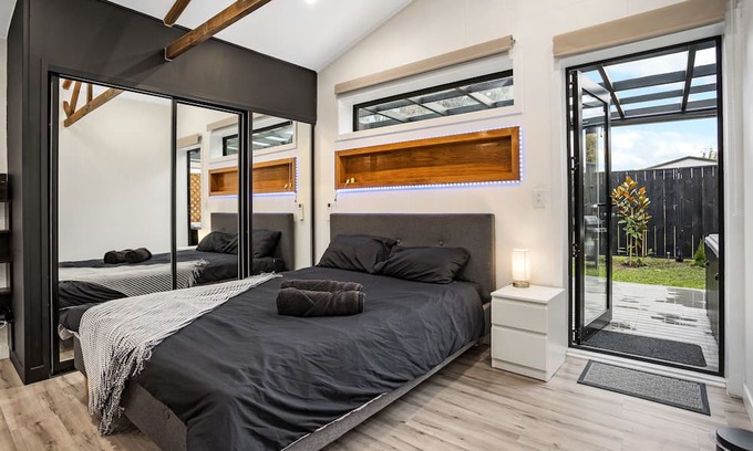 Hornby Casa | Studio Unit with Spa Bath!