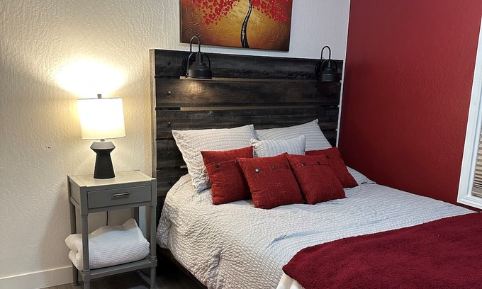Northeast Reno Casa | Cozy and Pet Friendly "Movie House" in Reno