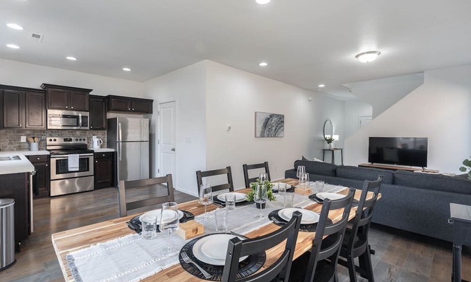 North Image Casa | Modern 3b/2b Retreat near Portland. Must-See!