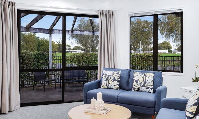 Hamilton East Casa | Park Scenery, Proximity & Value - Close to Uni!