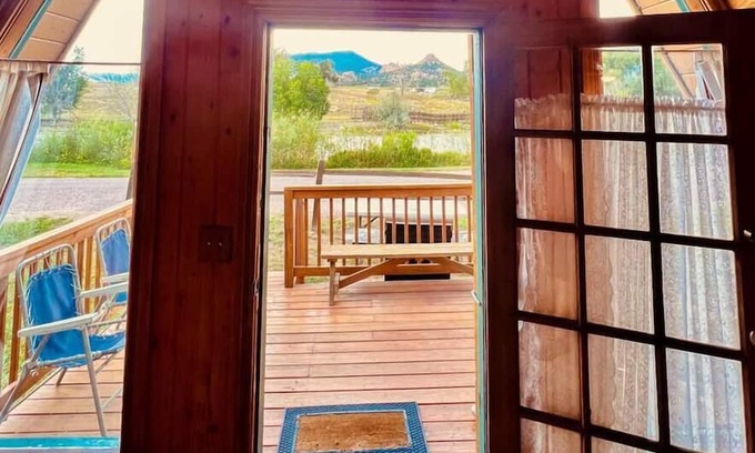 Howard Cabina | Cozy Cabin with Arkansas River View, No Pet Fee