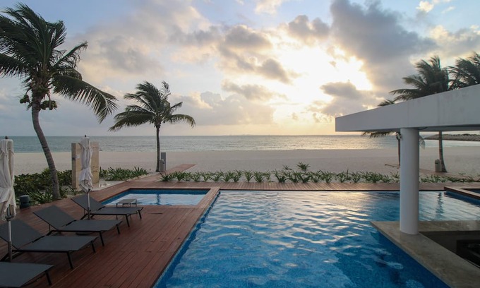 Playa Mujeres Apartamento | 4th-floor resort apt with outdoor pools, pool spas, tennis, gym, & balcony