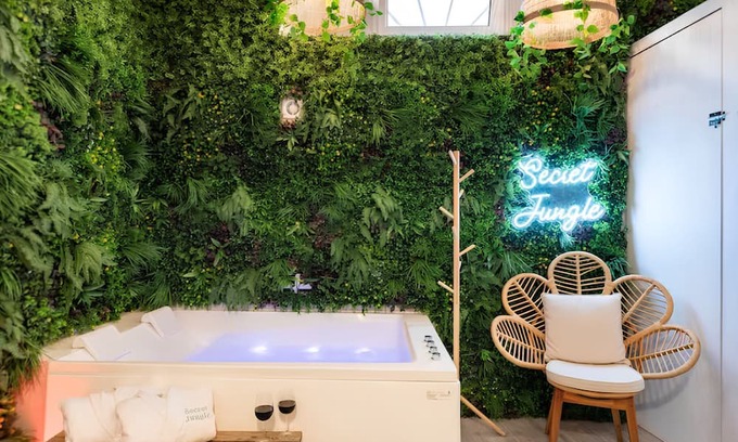 Chartrons Apartamento | Secret Jungle Suite Romantique Cachée Bordeaux, Balnéo Jacuzzi & Home Cinéma