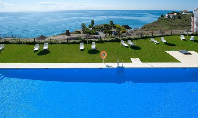 Torrox Costa Apartamento | Lovely apartment for 6 people with WIFI, pool, A/C, TV, terrace, pets allowed and parking