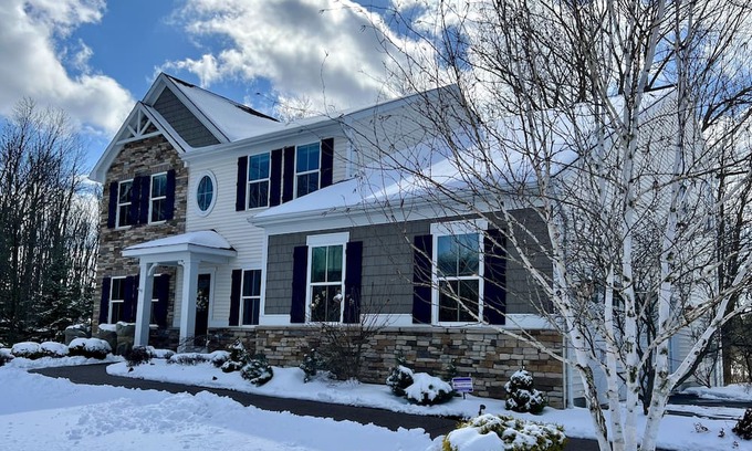 Orchard Park Casa | BUFFALO SUBURB ESTATE to witness "ONCE IN A LIFETIME SOLOR ECLIPSE OF THE SUN"